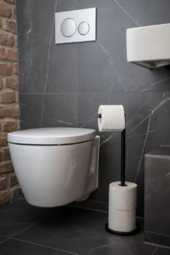 Wenko Staande Toiletrolhouder 2-in-1 Mat Zwart 13 Wenko Staande Toiletrolhouder 2-in-1 Mat Zwart -hotbath winkel 24034100 en 05