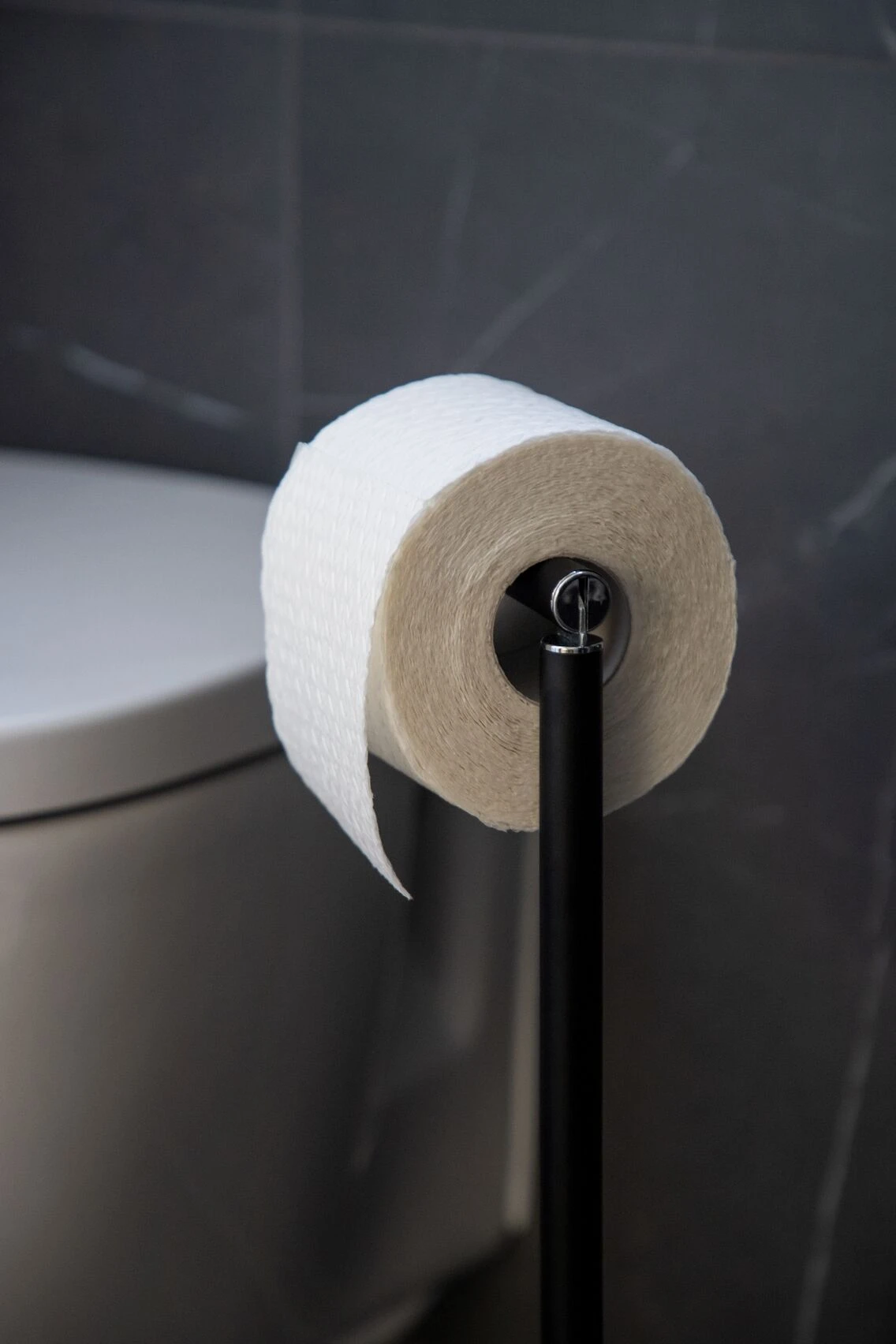 Wenko Staande Toiletrolhouder 2-in-1 Mat Zwart 8 Wenko Staande Toiletrolhouder 2-in-1 Mat Zwart - Afbeelding 6