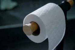 Wenko Forli Wc-boy Zwart/bamboe 21 Wenko Forli Wc-boy Zwart/bamboe -hotbath winkel 24974800 en 09