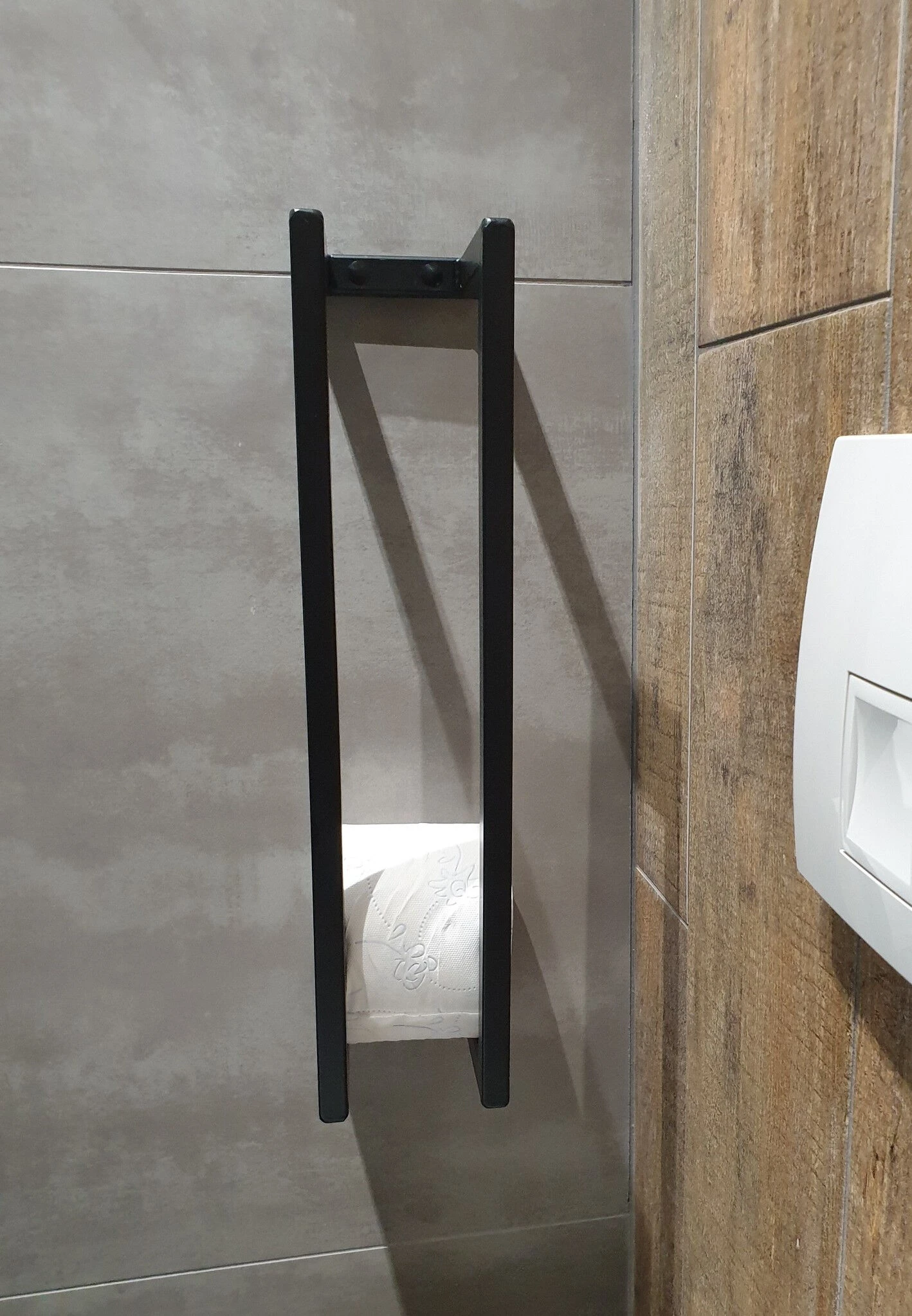 Lambini Designs Reserve Toiletrolhouder 45x10x13cm Mat Zwart 4 Lambini Designs Reserve Toiletrolhouder 45x10x13cm Mat Zwart - Afbeelding 2