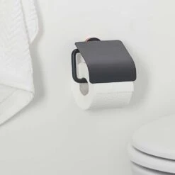 Tiger Urban Toiletrolhouder Met Klep Zwart -hotbath winkel tiger urban toiletrolhouder met klep zwart 1316630746 9